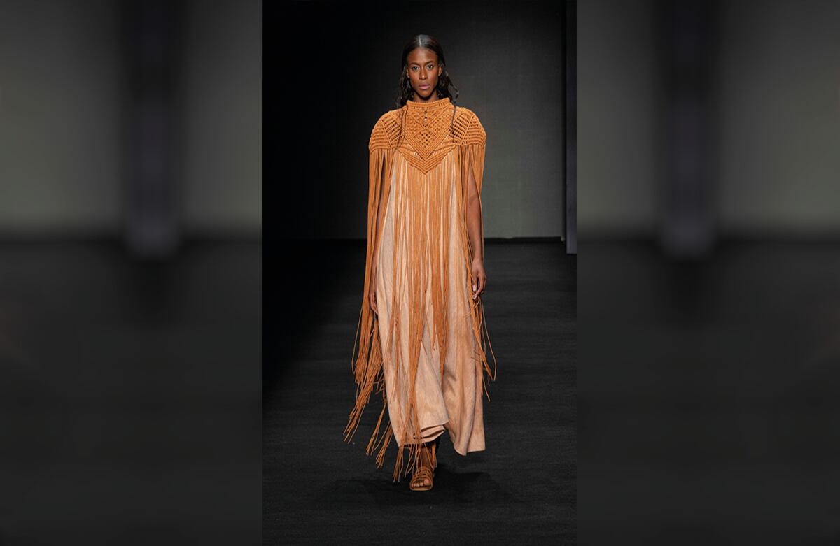 Tradiciones artesanales. Colombiamoda 2021 fue el escenario de celebración de los 20 años de la Facultad de Diseño de Vestuario de la UPB. Por eso, una selección de egresados de la escuela presentaron sus originales propuestas. Adaptar los tejidos artesanales a piezas de moda actuales fue uno de los triunfos de esta colección.