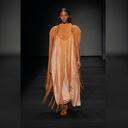 Tradiciones artesanales. Colombiamoda 2021 fue el escenario de celebración de los 20 años de la Facultad de Diseño de Vestuario de la UPB. Por eso, una selección de egresados de la escuela presentaron sus originales propuestas. Adaptar los tejidos artesanales a piezas de moda actuales fue uno de los triunfos de esta colección.