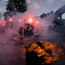 Familiares y amigos de rehenes en la Franja de Gaza por el grupo militante Hamás bloquean una carretera durante una protesta exigiendo su liberación, en Tel Aviv, Israel.