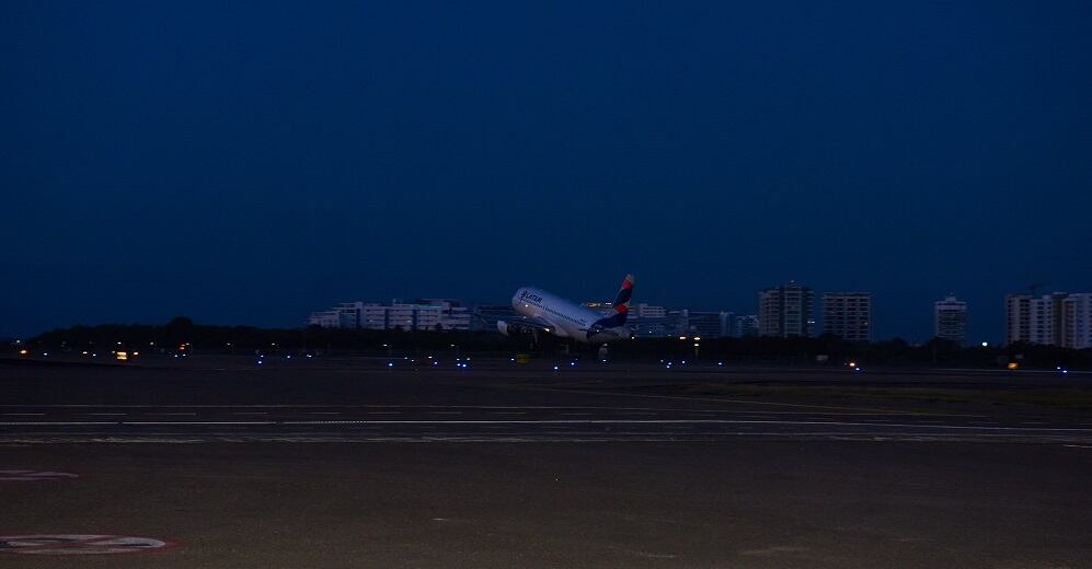 El Aeropuerto Rafael Núñez reportó fallas en las luces de la pista.