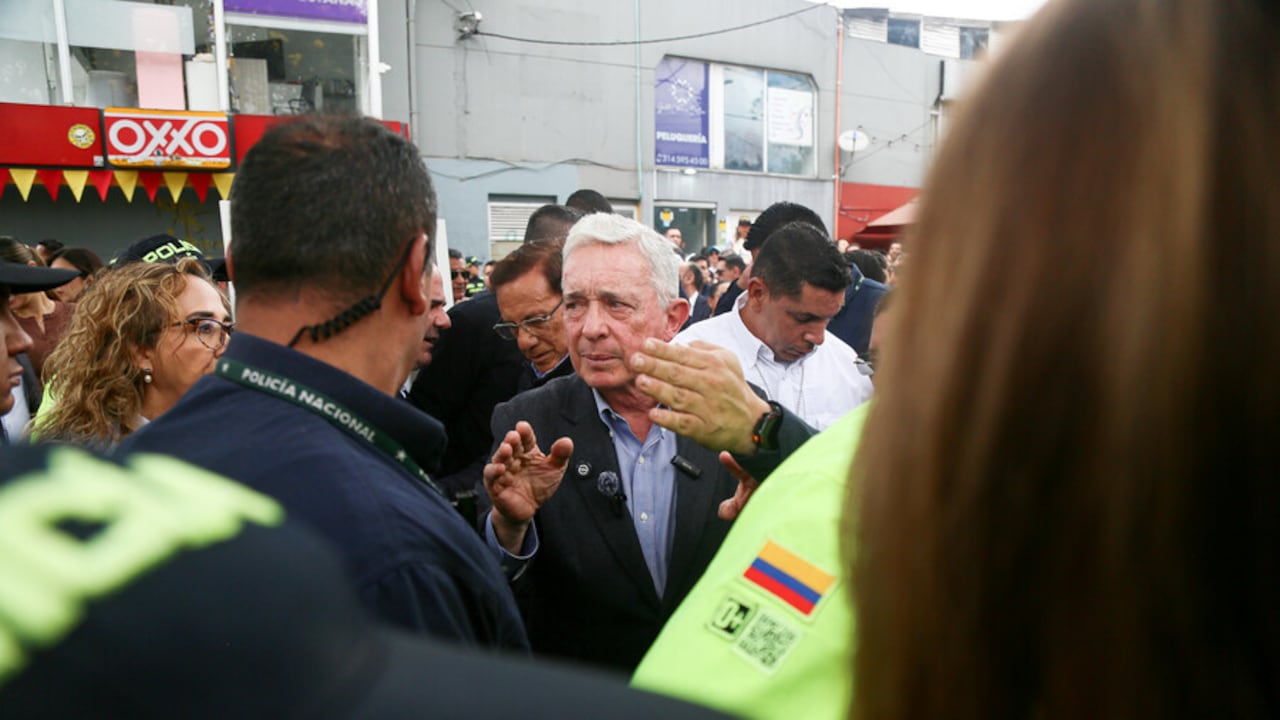 Álvaro Uribe en la tumba de Miguel Uribe.