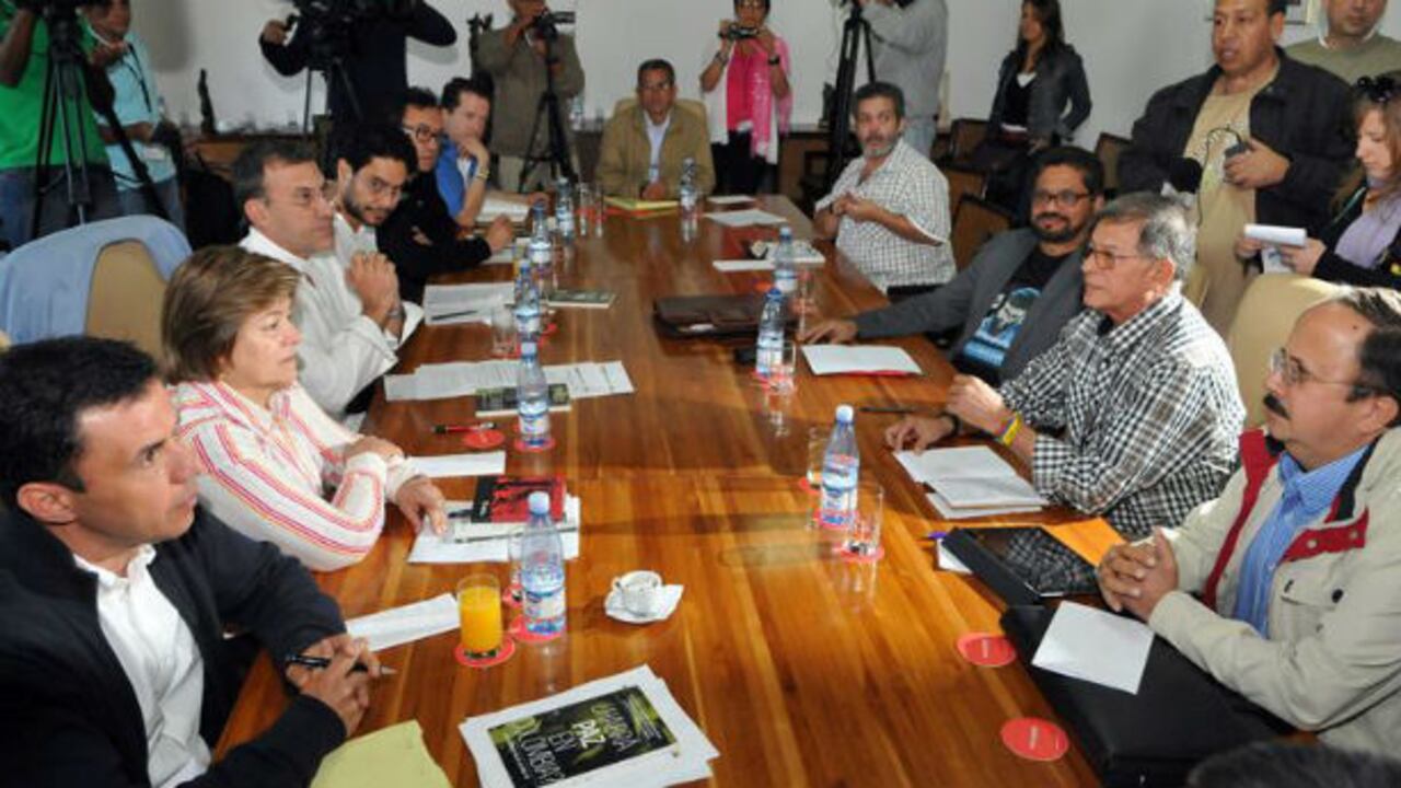 Reunión entre parlamentarios colombianos y negociadores de las FARC en La Habana, Cuba. (Foto: EFE)