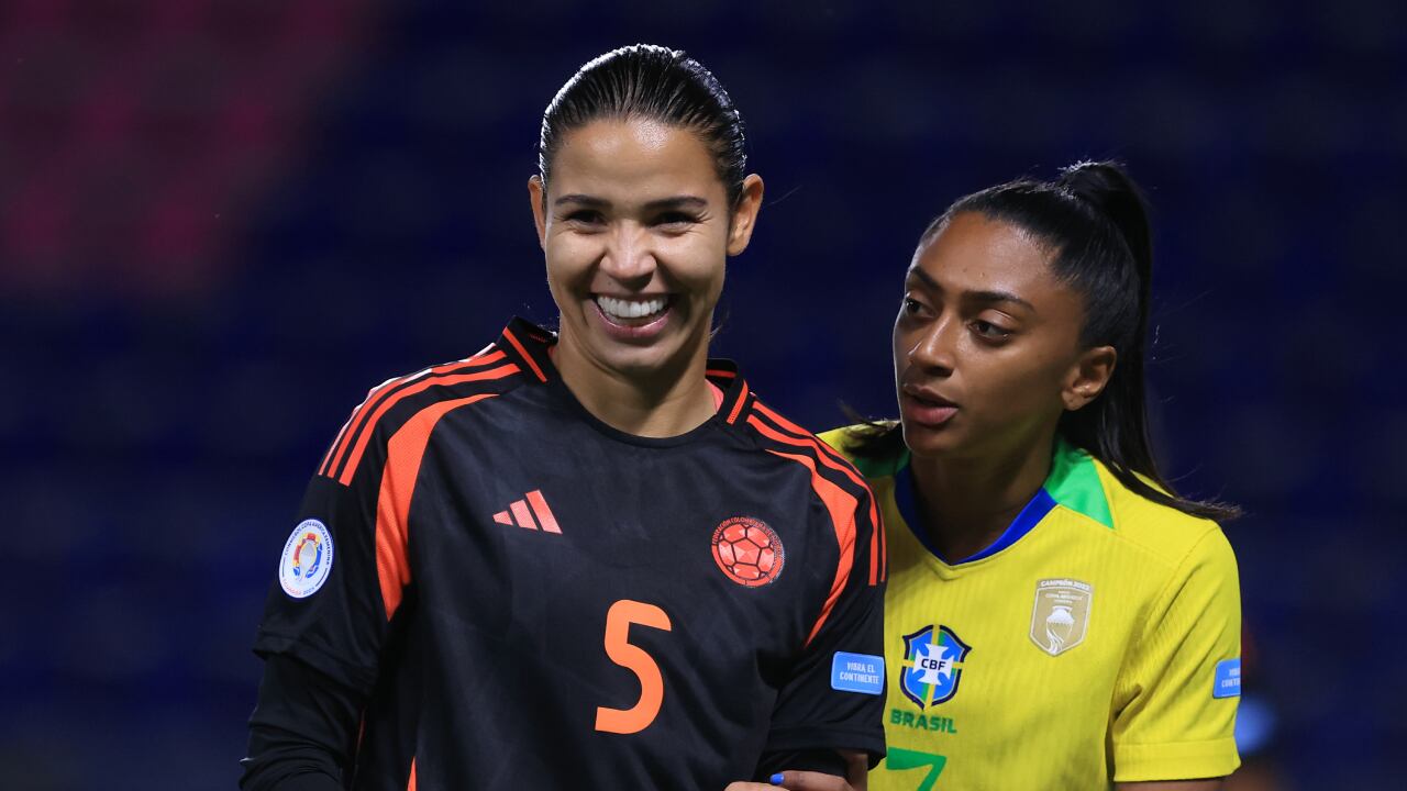 Lorena Bedoya sonriendo durante el partido de Colombia vs. Brasil