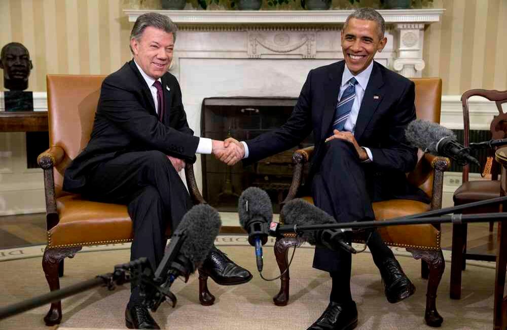 El presidente de Colombia, Juan Manuel Santos, (2010-2018) con el presidente de Estados Unidos, Barack Obama, (2009-2017. El 4 de febrero del 2016 ambos presidentes se reunieron en la Sala Este de la Casa Blanca en una recepción para conversar del Plan Colombia y los avances del acuerdo de paz. 