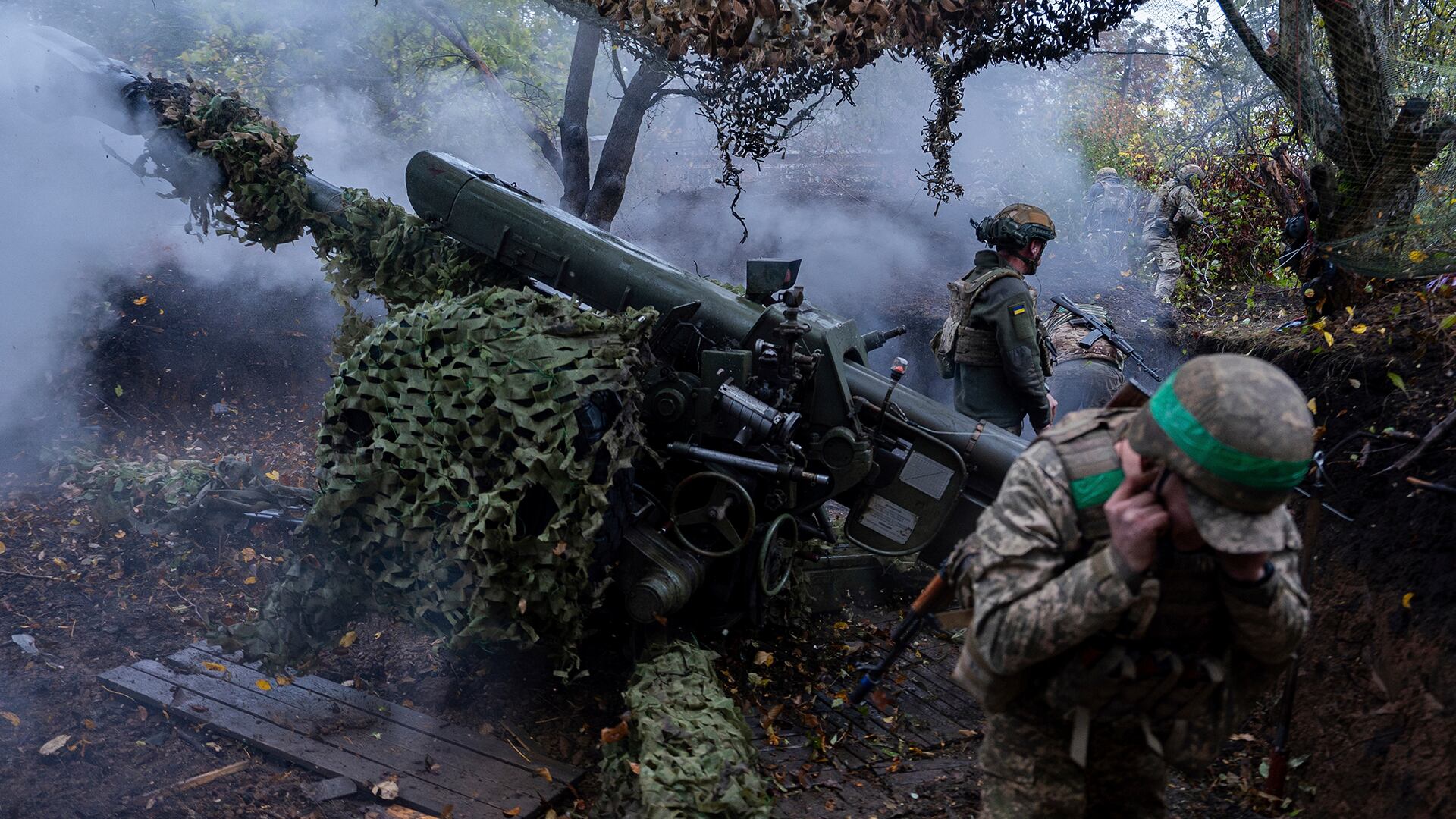 Militares ucranianos de la brigada Khartia disparan un obús D-30 hacia posiciones rusas en la región de Kharkiv, Ucrania. Miércoles 16 de octubre de 2024.