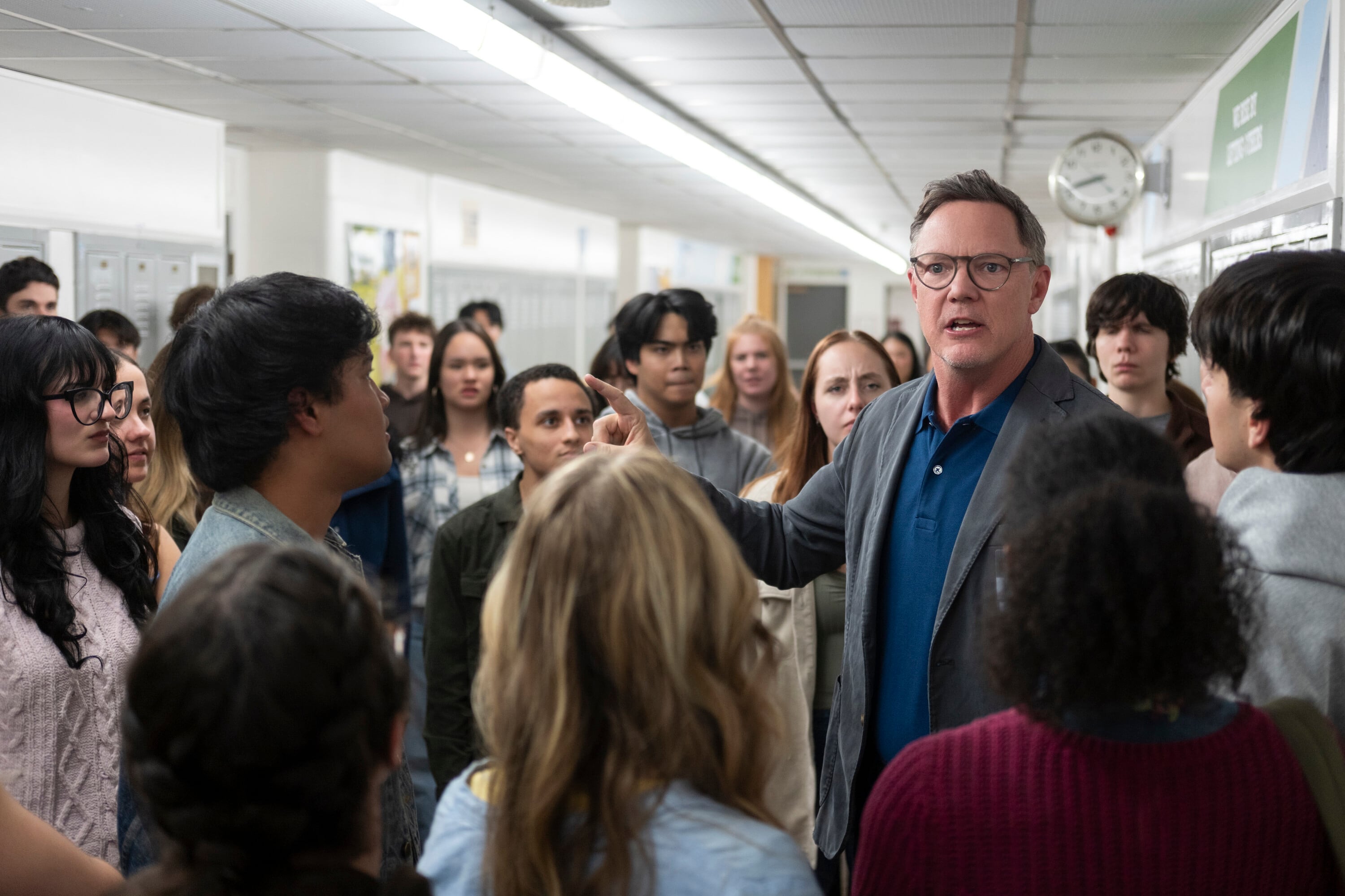 Matthew Lillard (Scream, Scooby-Doo, The Descendants ) da vida al rector del colegio, Principal Grayle, y trata de cuidar a todos los bandos, hasta que se hace imposible.