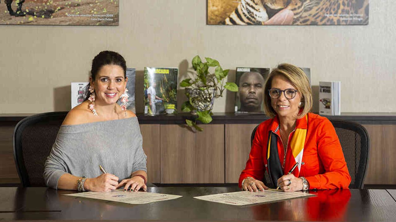 María López, presidenta del Grupo Semana, firma "Acuerdo de Voluntades" con Ana Durán Salvatierra, jefe de Misión de la OIM en Colombia. Todas las fotos por Pilar Mejía.