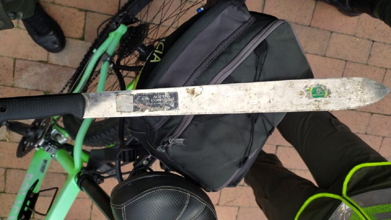 Armas blancas decomisadas en operativos de la Policía Metropolitana de Bogotá en las ciclorrutas de la ciudad.