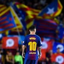Lionel Messi del FC Barcelona mira como las banderas independentistas catalanas se ven en el fondo durante el partido de la Liga entre Barcelona y SD Eibar en el Camp Nou el 19 de septiembre de 2017 en Barcelona, España. (Foto de David Ramos/Getty Images)