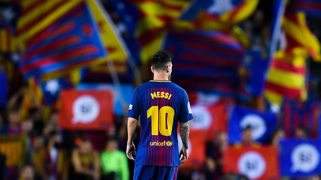 Lionel Messi del FC Barcelona mira como las banderas independentistas catalanas se ven en el fondo durante el partido de la Liga entre Barcelona y SD Eibar en el Camp Nou el 19 de septiembre de 2017 en Barcelona, España. (Foto de David Ramos/Getty Images)