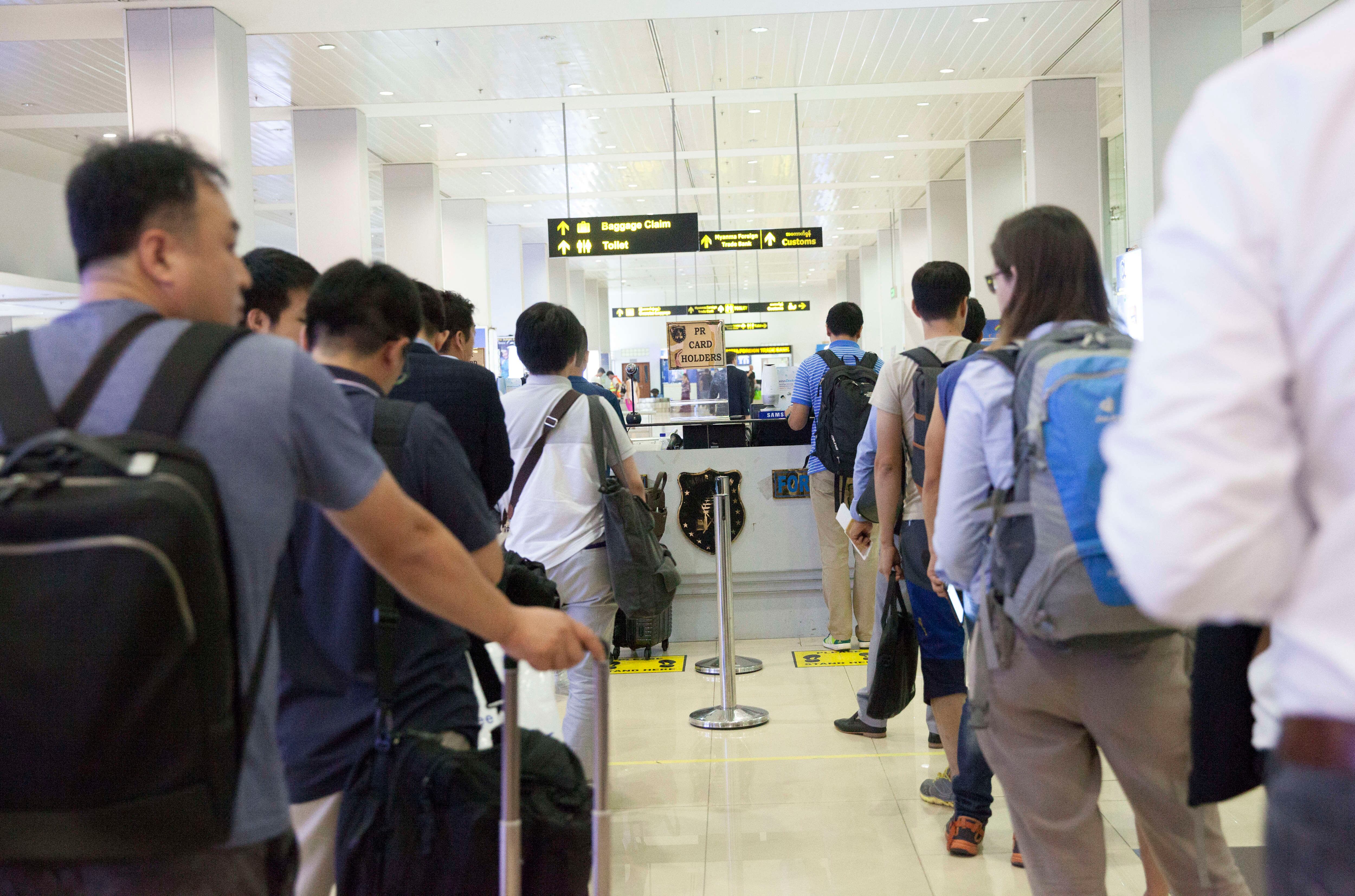 Inmigración en uno de los aeropuertos más concurridos de Birmania
