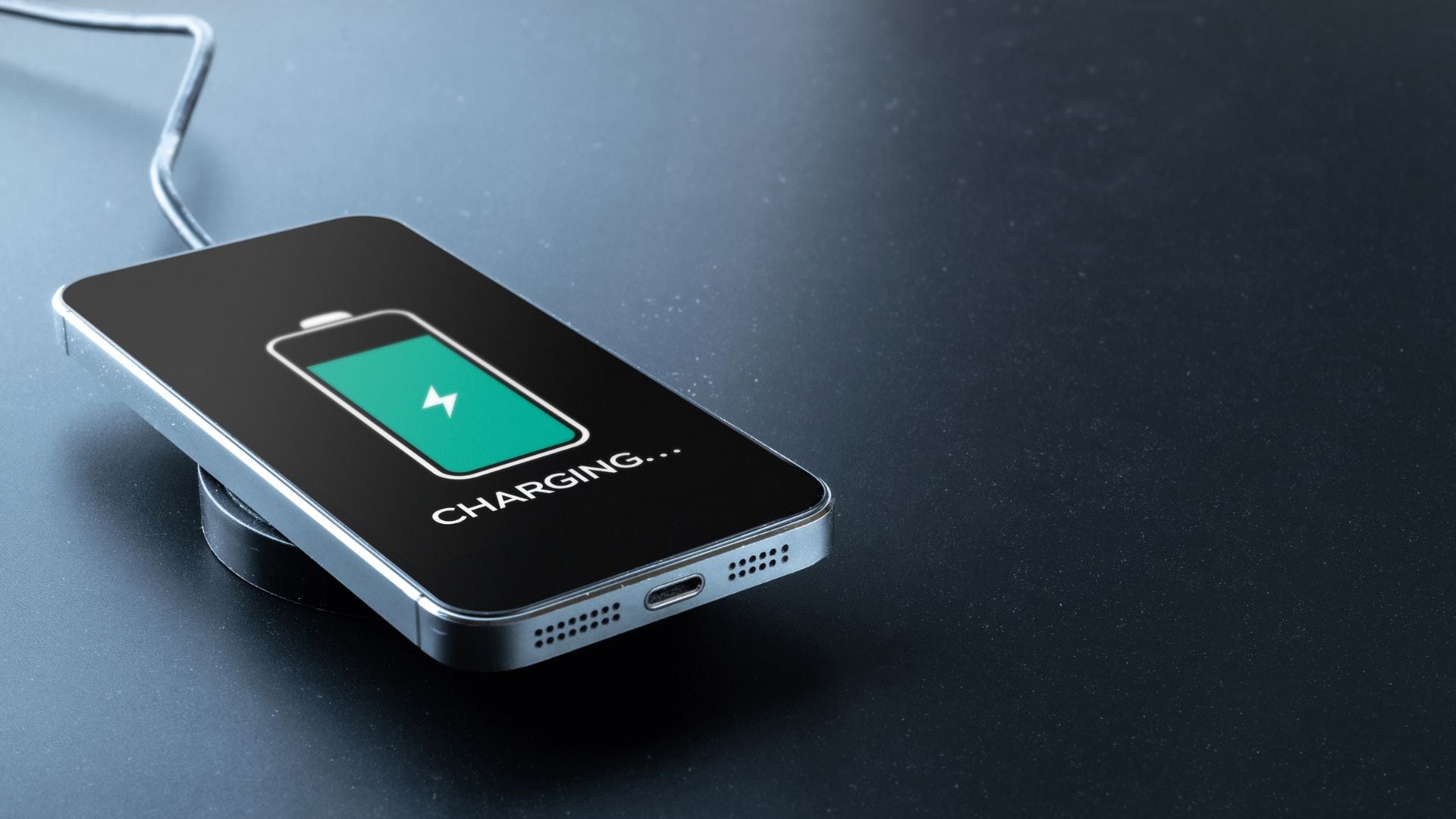 Se deben usar cargadores originales o certificados para garantizar una vida útil larga.