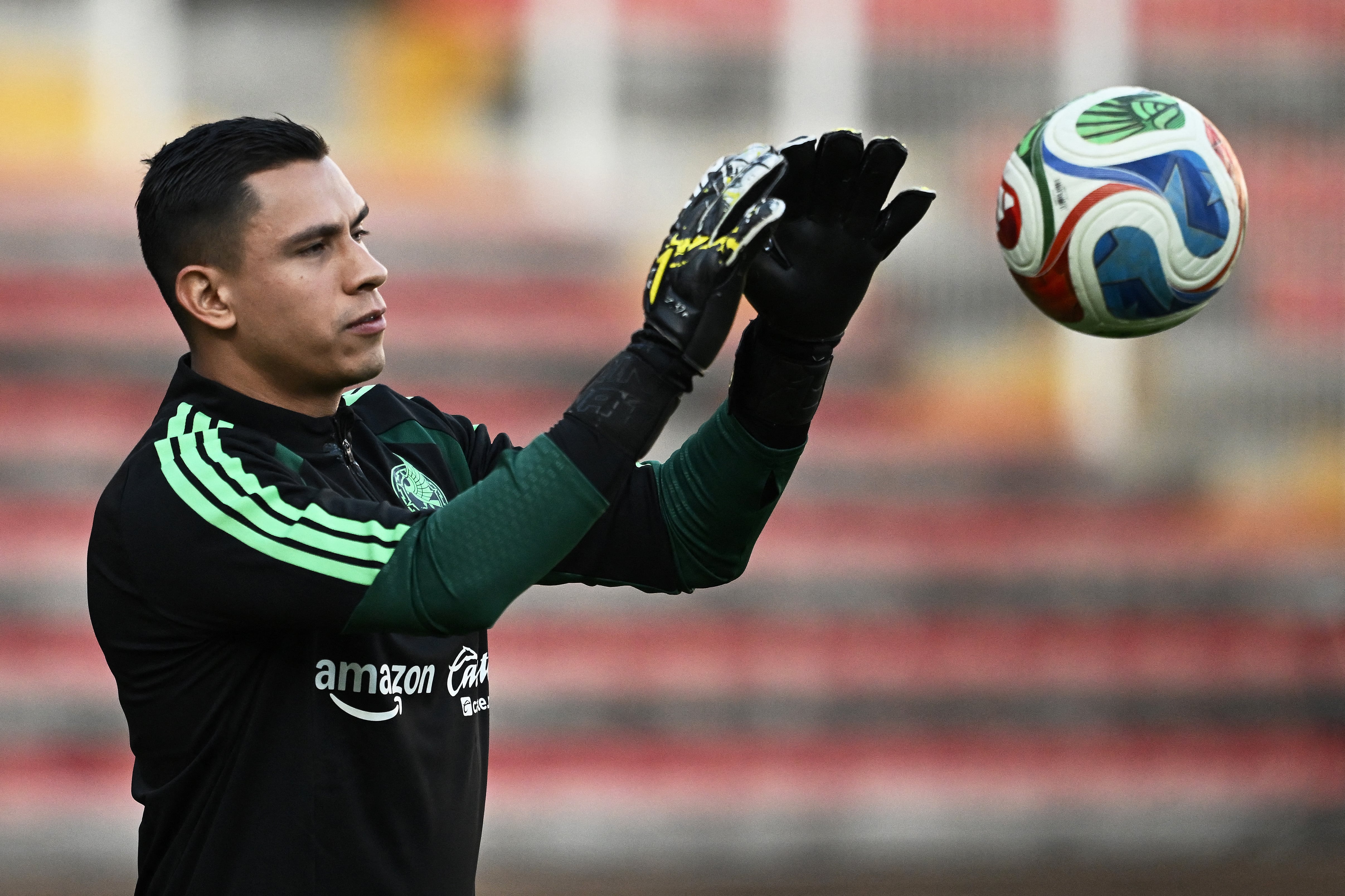Luis Ángel Malagón con el balón de la Copa del Mundo 2026