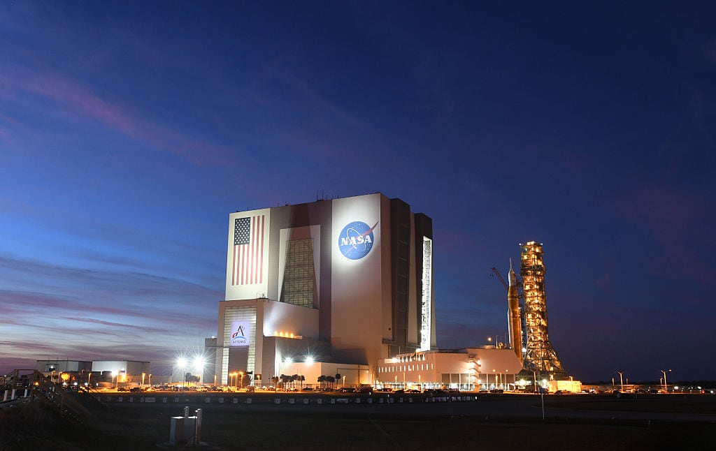 La NASA aplaza a 2028 que el ser humano vuelva a pisar la superficie de la Luna tras más de 50 años.