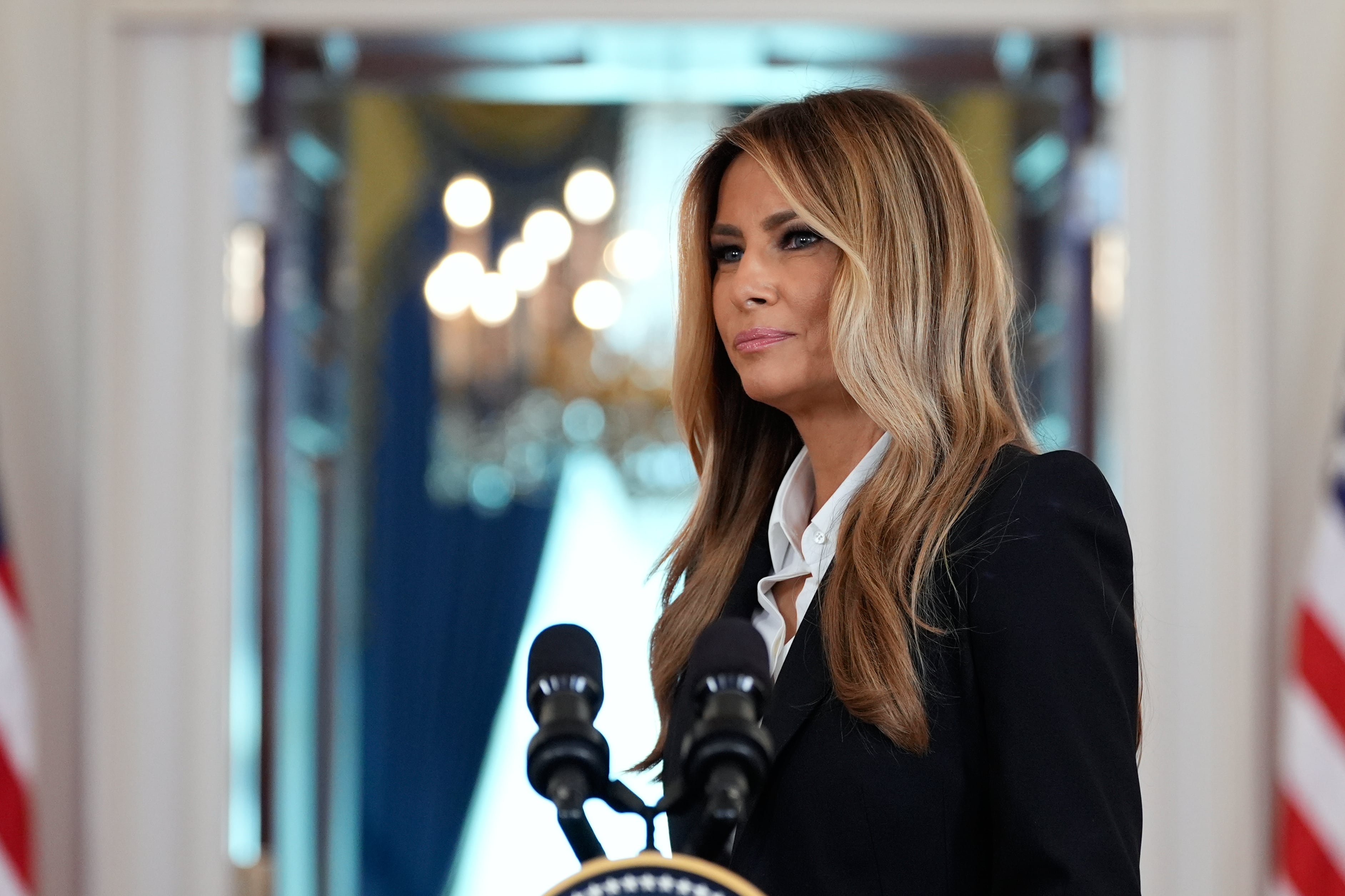 La primera dama Melania Trump se baja del podio después de hablar en el Gran Vestíbulo de la Casa Blanca, el viernes 10 de octubre de 2025, en Washington. (Foto AP/Alex Brandon)