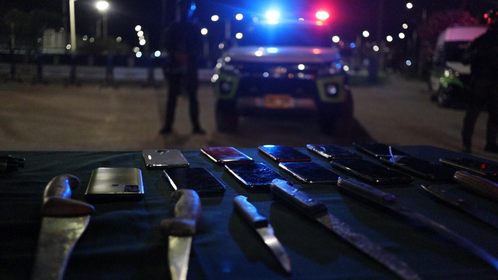 El operativo permitió la incautación de varias armas blancas.