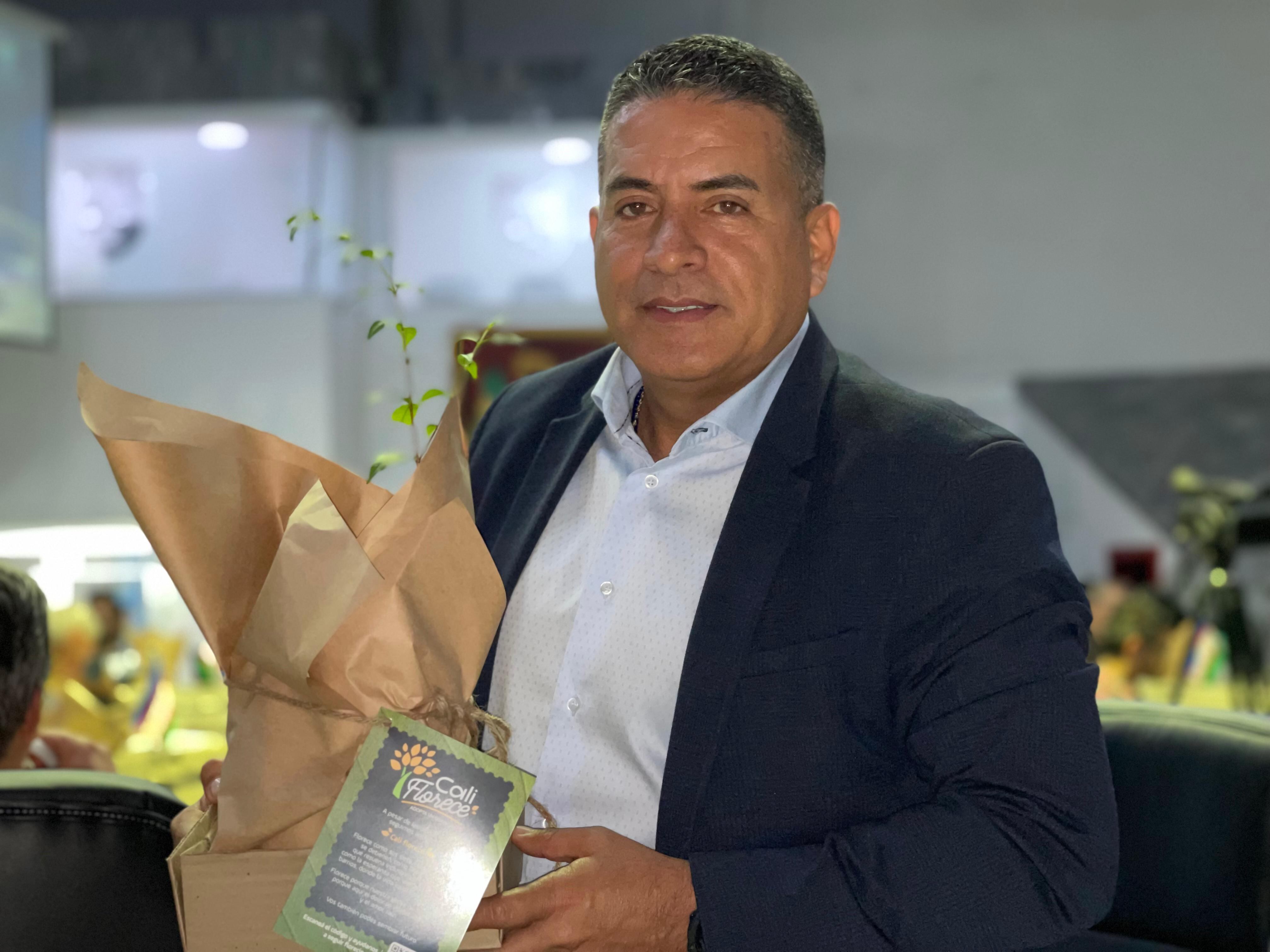 Jornada de siembre de guayacanes en Cali como un acto contra la violencia. El concejal Flower Rojas lideró la iniciativa