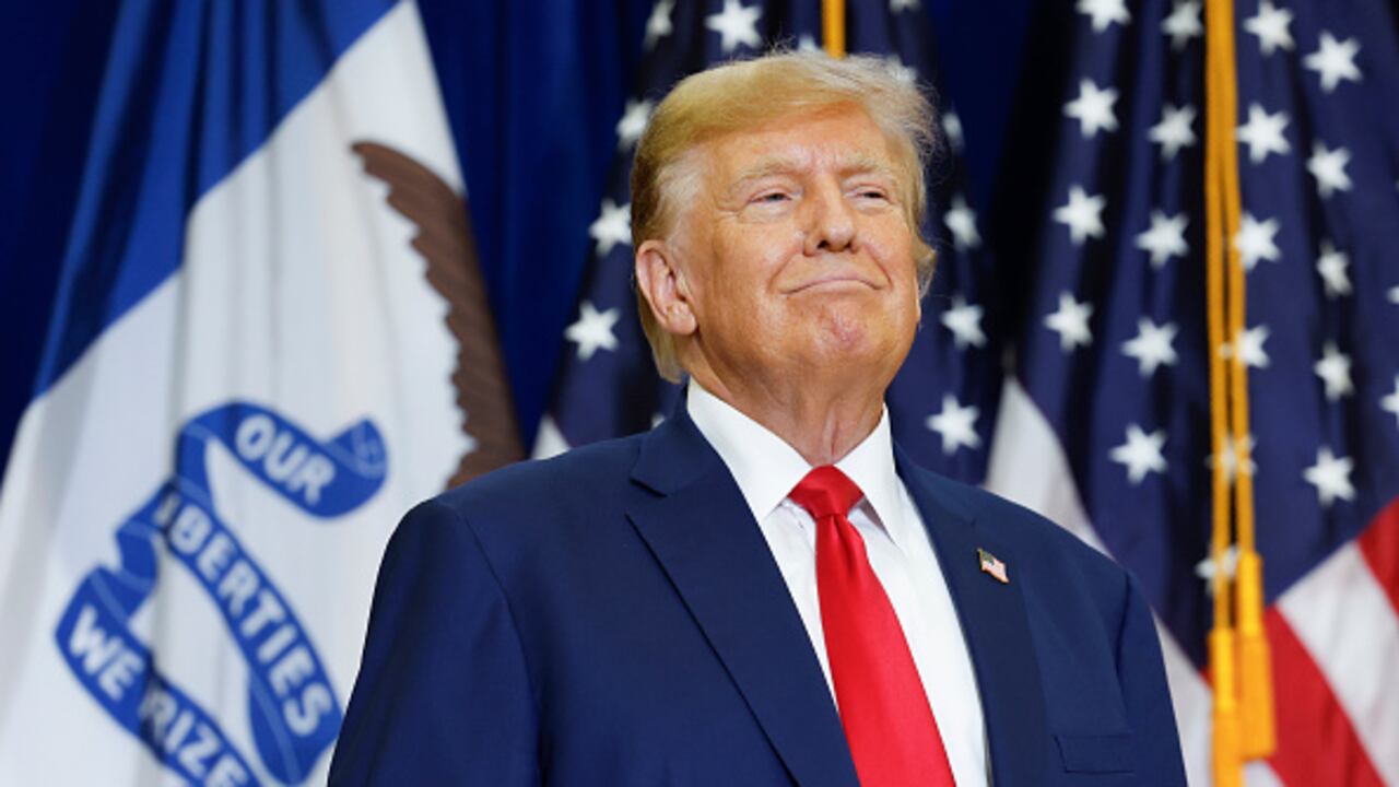 El expresidente Trump está haciendo campaña en todas las ciudades de Iowa antes del caucus del 15 de enero para que los republicanos de Iowa seleccionen al candidato de su partido para la carrera presidencial de 2024. (Foto de Anna Moneymaker/Getty Images)