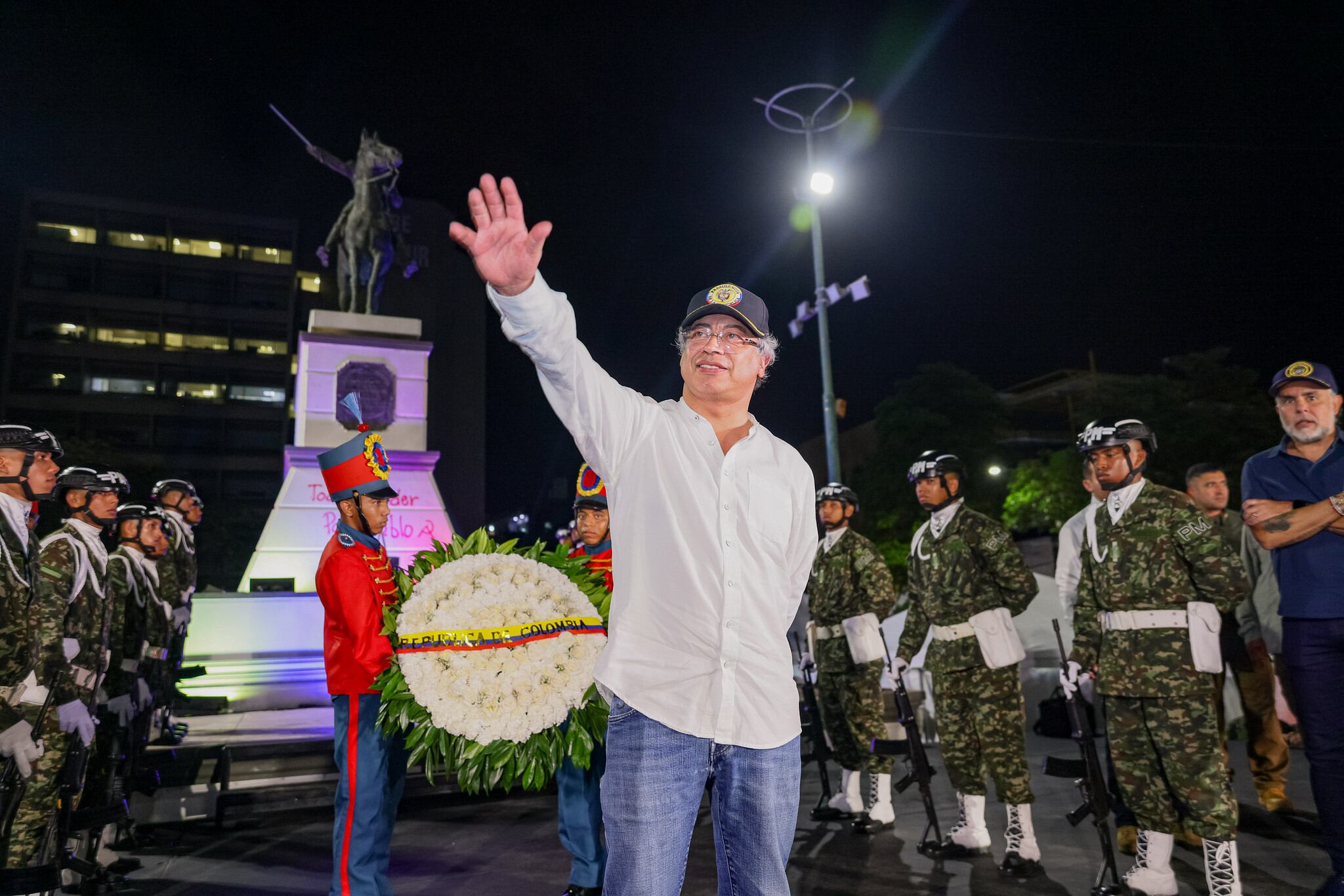 La ofrenda floral en honor a Simón Bolívar, durante el discurso del presidente, Gustavo Petro, en Barranquilla