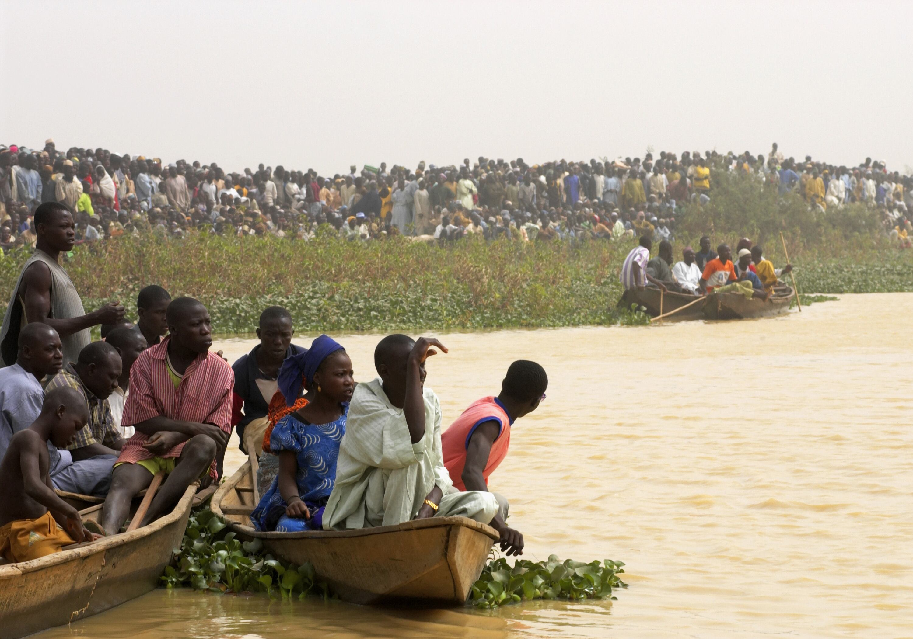 Los espectadores observan una competencia de caza de patos en el Festival de Pesca de Argungu el 19 de marzo de 2004, en Argungu, Nigeria