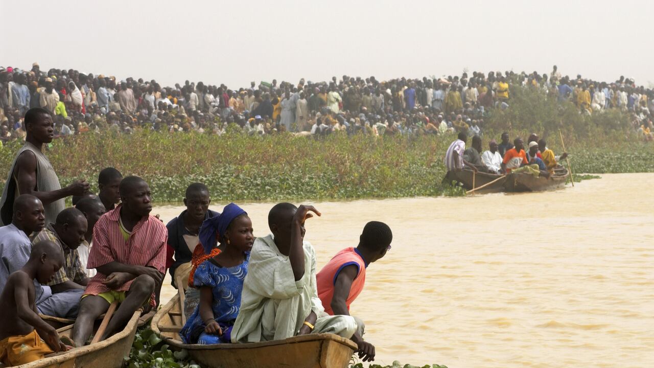 Los espectadores observan una competencia de caza de patos en el Festival de Pesca de Argungu el 19 de marzo de 2004, en Argungu, Nigeria
