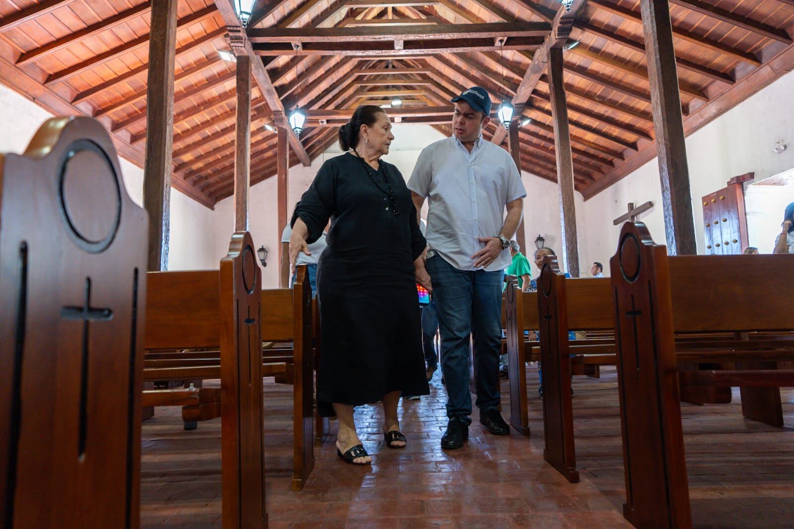 Cielo Gnecco entrega bancas a la iglesia de Valencia de Jesús corregimiento de Valencia de Jesús, jurisdicción de Valledupar.