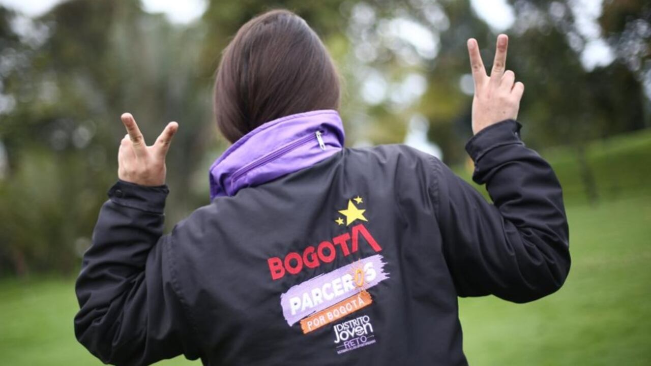 Los jóvenes son formados dentro del programa como Agentes Comunitarios
de Prevención de violencias, consumo de sustancias psicoactivas, maternidad y
paternidad temprana, salud mental y orientación socio ocupacional.