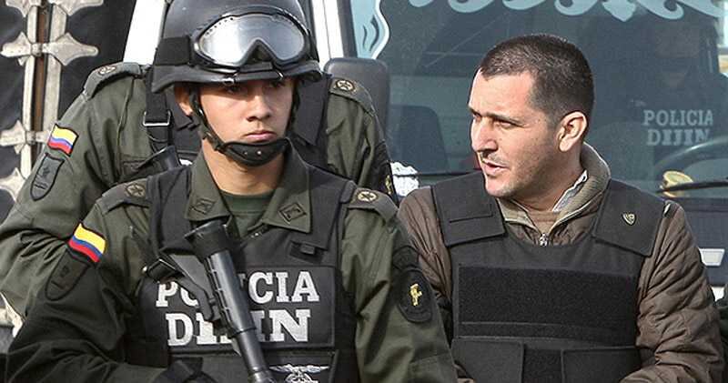 Éver Veloza García, alias 'HH', custodiado por policías, el día de su extradición a Estados Unidos. 