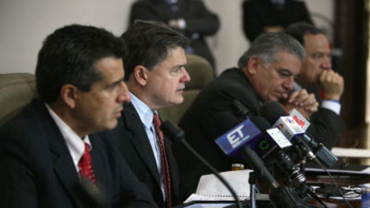 El presidente de la Comisión Primera, Luis Fernando Velasco (izq.), explicó los cambios en la reforma a la justicia con los demás ponentes, Juan Carlos Vélez Uribe, Eduardo Enríquez Maya y Jesús Ignacio García.