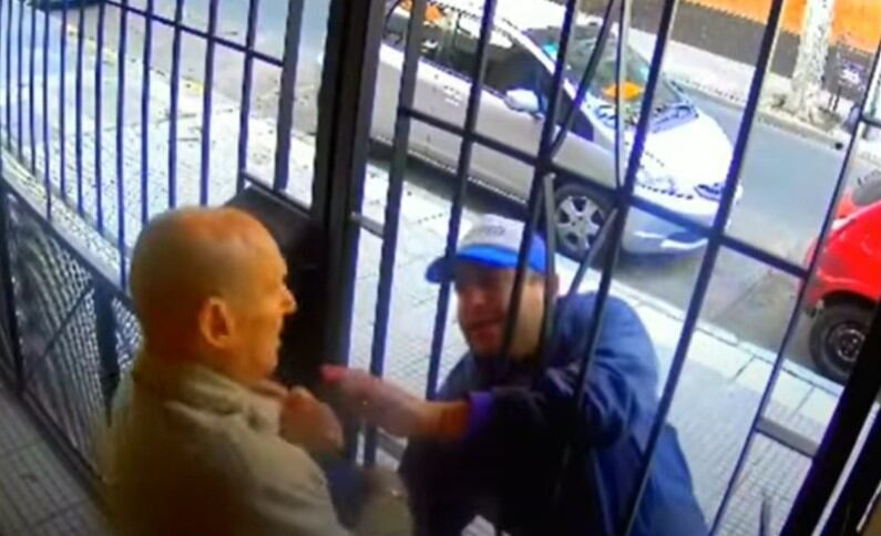 Un delincuente disfrazado de cartero perpetrara un atraco en contra de un vulnerable abuelo de 90 años justo en la entrada de su hogar.