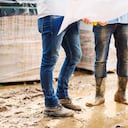 Manchas de barro en la ropa.