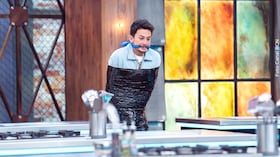 Sebastián Vega gana el pin de inmunidad en MasterChef y sus compañeros le hacen frente en vivo