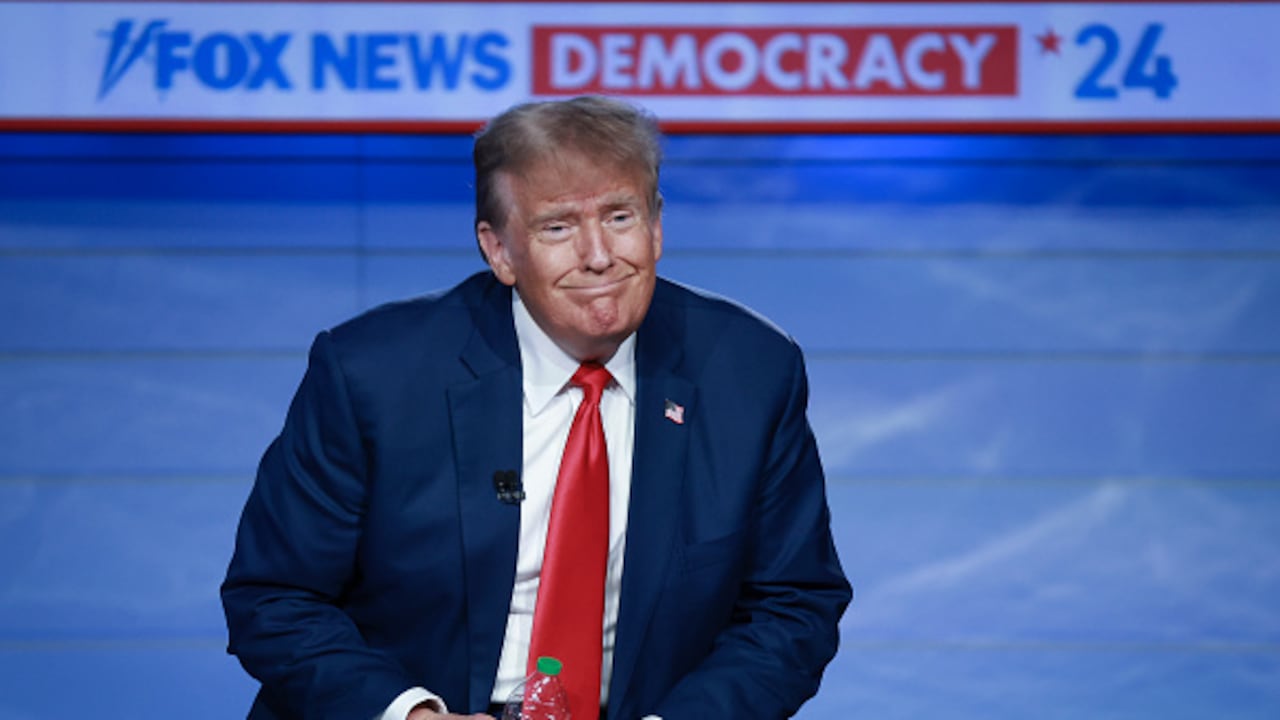 El expresidente Donald Trump criticó duramente a Hunter Biden durante su ayuntamiento de Fox News en Iowa el miércoles por la noche, acusándolo de vender su obra de arte por grandes sumas de dinero. (Photo by Joe Raedle/Getty Images)