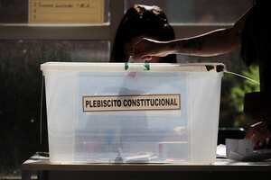 La portavoz del gobierno, Camila Vallejo, aseguró que cualquiera sea el resultado del plebiscito, el cual es de voto obligatorio, será el fin de este proceso al menos en lo que queda de la gestión de Boric y que comenzó cuando hace cuatro años miles de chilenos tomaron las calles para demandar mejores pensiones, salud, y educación y acabar con las desigualdades. (Photo by Lucas Aguayo Araos/Anadolu via Getty Images)