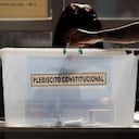 La portavoz del gobierno, Camila Vallejo, aseguró que cualquiera sea el resultado del plebiscito, el cual es de voto obligatorio, será el fin de este proceso al menos en lo que queda de la gestión de Boric y que comenzó cuando hace cuatro años miles de chilenos tomaron las calles para demandar mejores pensiones, salud, y educación y acabar con las desigualdades. (Photo by Lucas Aguayo Araos/Anadolu via Getty Images)