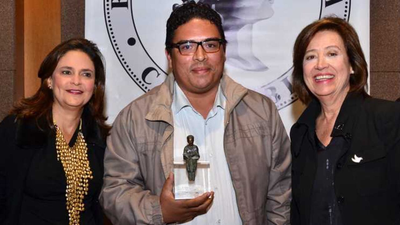 El ganador del premio, Isaías Romero junto a Ángela Gardeazábal y María Cristina Trujillo