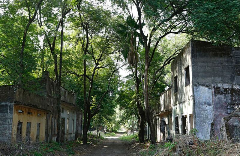 Así lucen unas pocas calles del antiguo Armero, Tolima, treinta años después de ser arrasado por una avalancha de lodo y piedras que alcanzó unos diez metros, la misma altura de un edificio de cinco pisos.