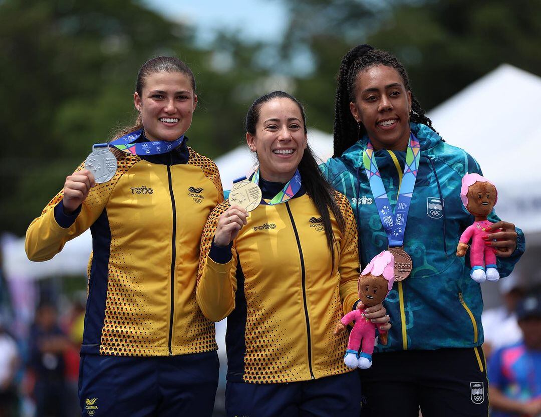 Gabriela Bolle (izq.) junto a su inspiración y ahora compañera de equipo, Mariana Pajón.