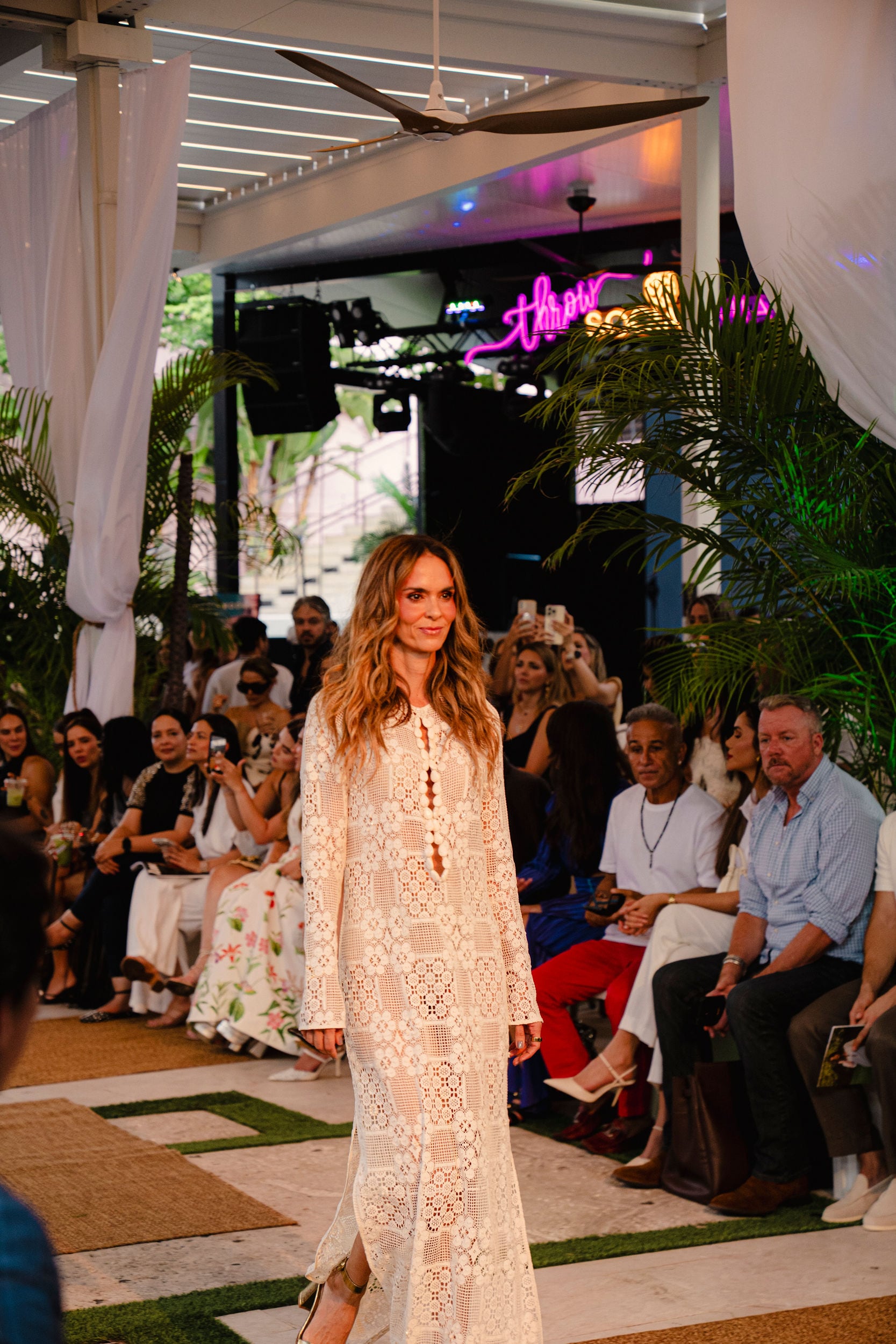 Colombiamoda Miami 2026 inició su tercera edición en Wynwood con una agenda que integra desfiles, pop up de marcas, experiencias de moda y bienestar, y espacios de relacionamiento estratégico, consolidándose como una de las principales plataformas de internacionalización para la moda colombiana en Estados Unidos