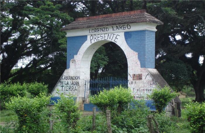 Así luce todavía la entrada a la hacienda La Emperatriz, entre Santander de Quilichao y Toribío. Allí, el 29 de novimebre de 2007, murió Lorenzo Largo Dagua en enfrentamientos con el ESMAD de la policía. Los indígenas se habían tomado la hacienda, reclamando que les pertenecía por estar dentro de sus territorios ancestrales.