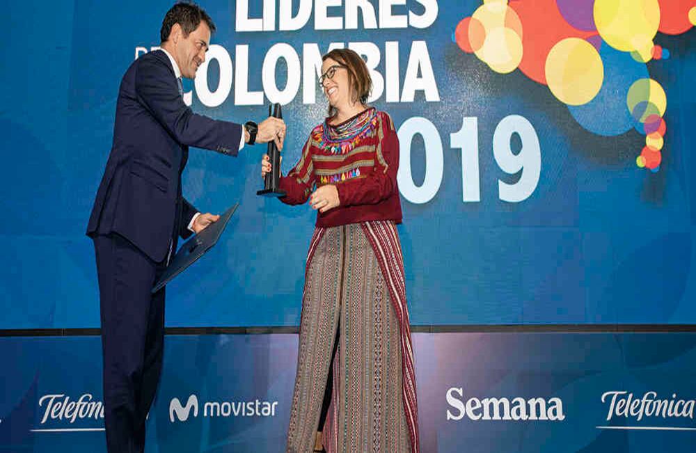 Fabián Hernández le otorgó el premio a Juanita Goebertus, por liderar desde el Congreso una oposición moderada y constructiva que pretende, entre otras cosas, salvaguardar el acuerdo de paz.