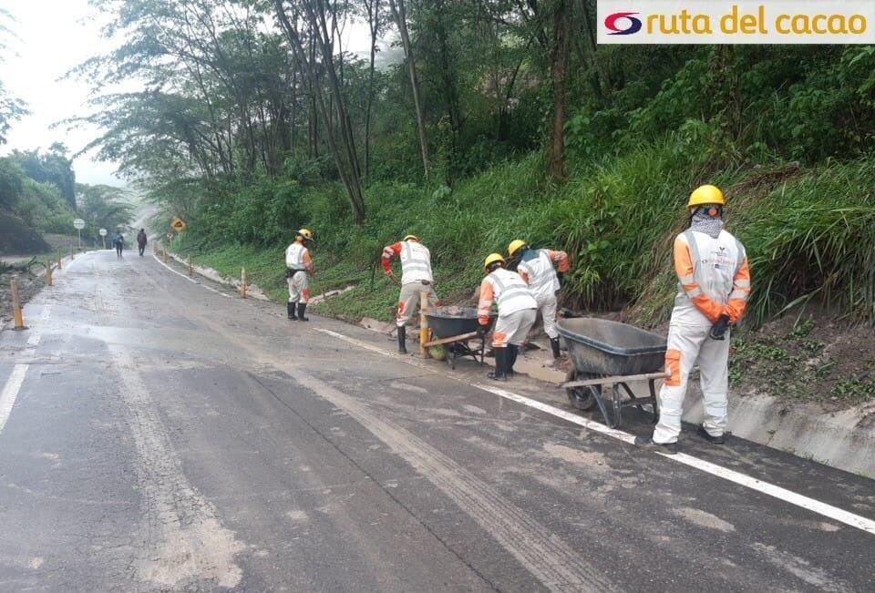 Personal capacitado trabaja en restablecer la vía.