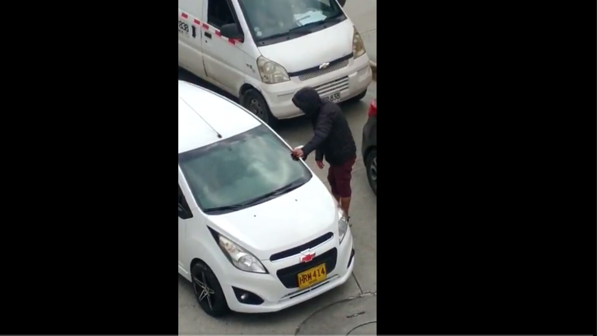 Fragmento del habitante en condición de calle hablando con la persona que conduce mientras el semáforo pasa de rojo a verde.