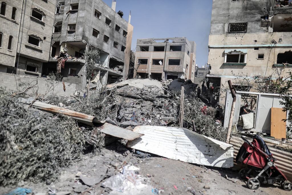 Vista de los edificios destruidos y dañados tras los ataques israelíes contra el campo de refugiados de Nuseirat en la ciudad de Gaza