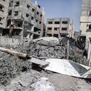 Vista de los edificios destruidos y dañados tras los ataques israelíes contra el campo de refugiados de Nuseirat en la ciudad de Gaza.