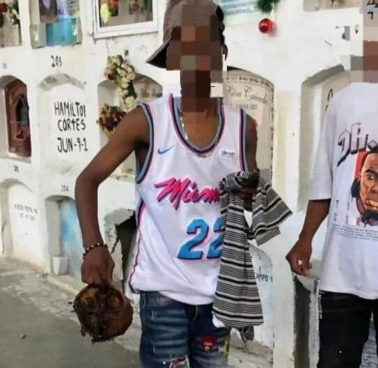 Los responsables juegan fútbol con la cabeza de uno de los cuerpos