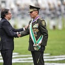 Presidente Gustavo Petro con el General saliente Henry Sanabria