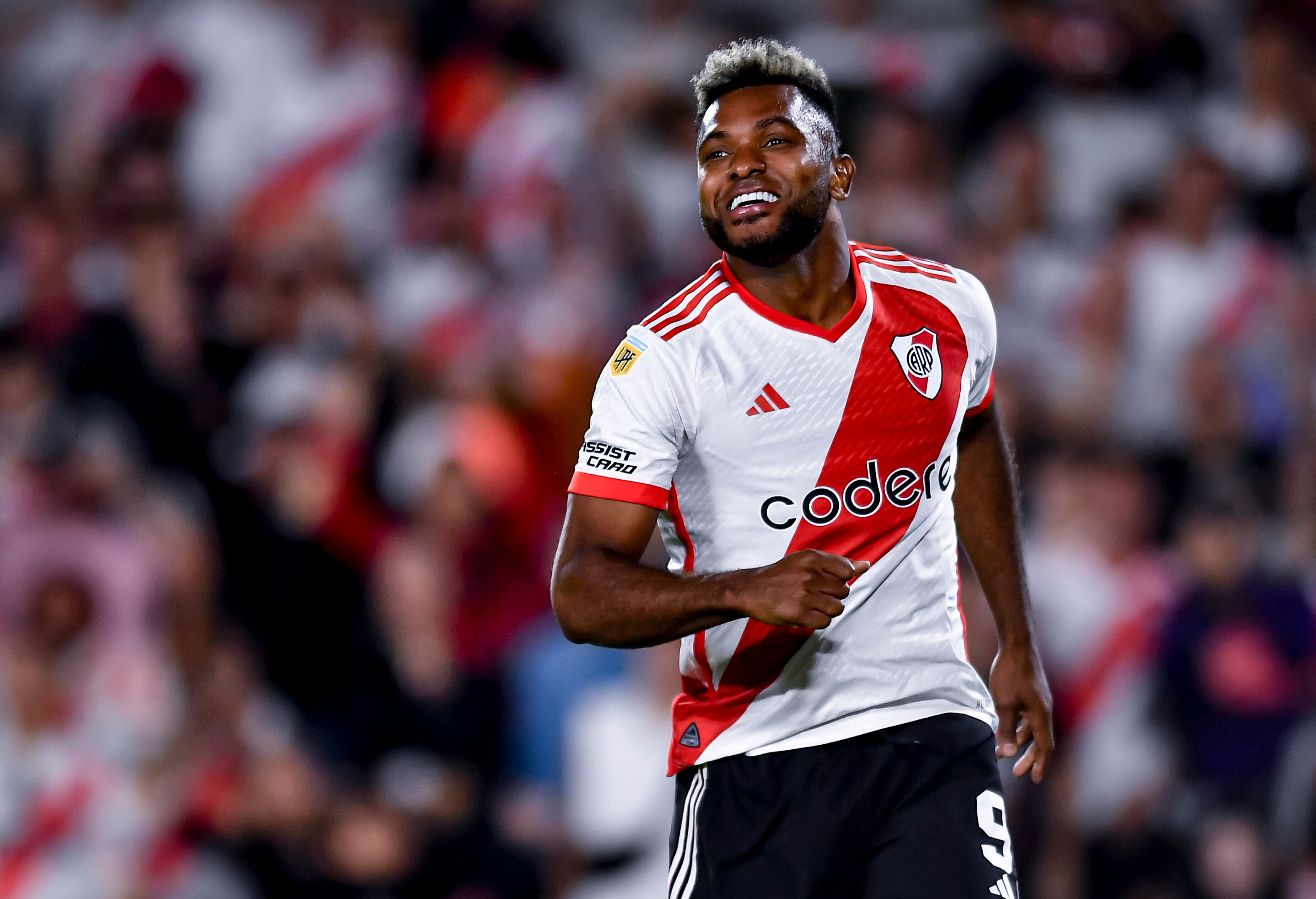 BUENOS AIRES, ARGENTINA – 4 DE FEBRERO: Miguel Borja de River Plate celebra luego de anotar el quinto gol del equipo durante un partido del grupo A de la Copa de la Liga 2024 entre River Plate y Vélez Sarsfield en el Estadio Mas Monumental Antonio Vespucio Liberti el 4 de febrero de 2024 en Buenos Aires, Argentina. (Foto de Marcelo Endelli/Getty Images)
