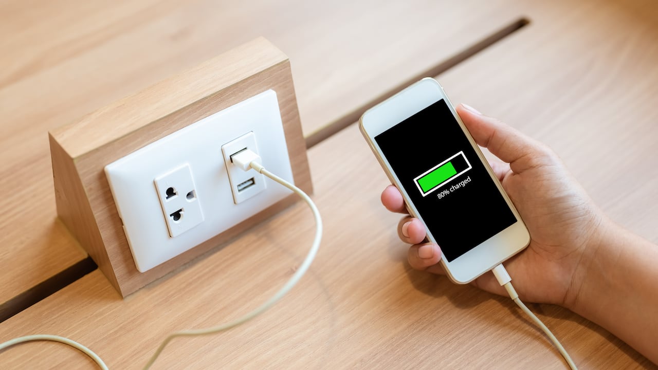 Usar el celular mientras carga, implica varios riesgos.