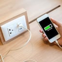 Usar el celular mientras carga, implica varios riesgos.